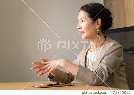 Image of middle to senior female president and female manager 71855035