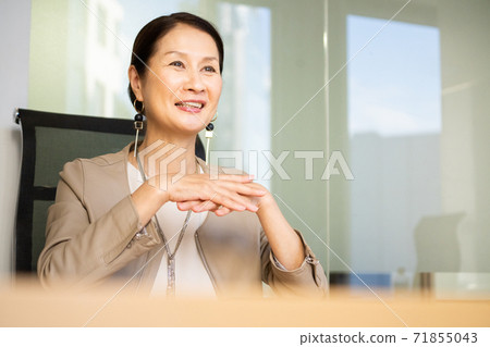 中高級女總裁和女經理的形象 71855043