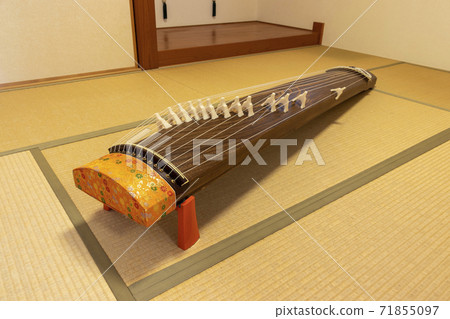 日式房間和古箏 日式房間和古箏 71855097