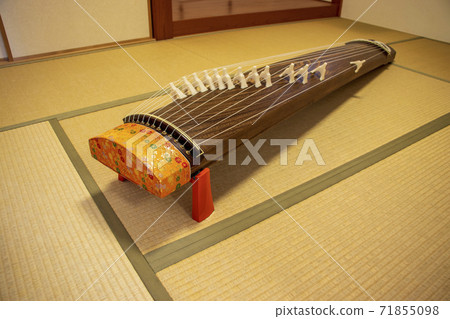 一把劍放在榻榻米上 71855098