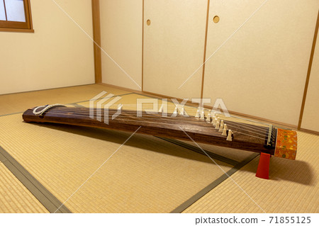 Japanese-style room and koto Japanese-style room and koto 71855125