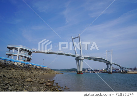 Daeha, crab and footbridge Daeha, crab and footbridge 71855174