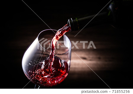 Pour red wine Pour red wine 71855256