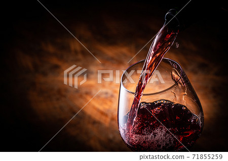 Pour red wine Pour red wine 71855259