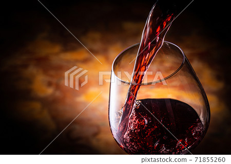 Pour red wine Pour red wine 71855260