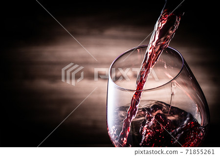 Pour red wine Pour red wine 71855261