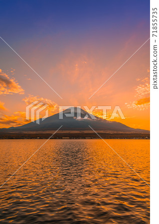 [山中湖日落時的富士山] 71855735
