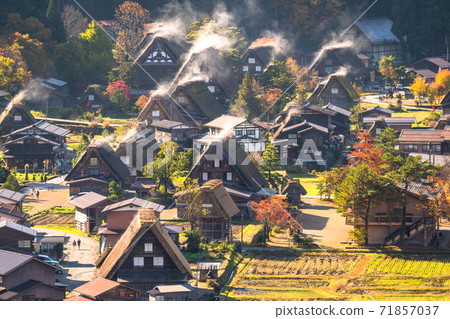 《Gifu Prefecture》 Autumn Shirakawa-go, autumn leaves gassho-zukuri village 71857037