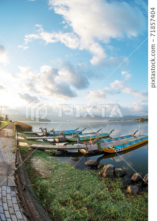 多哥池塘的龍獨木舟 多哥池塘的龍獨木舟 71857404