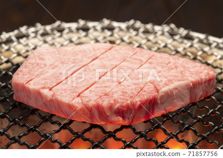 日本牛肉的炭燒肉 71857756