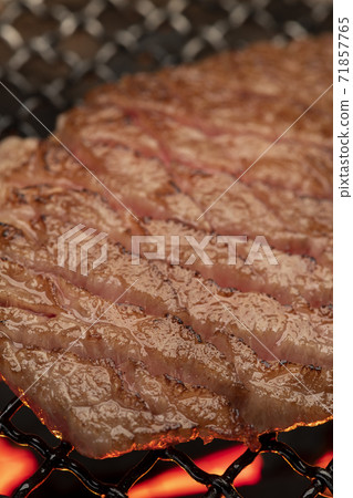 日本牛肉的炭燒肉 71857765