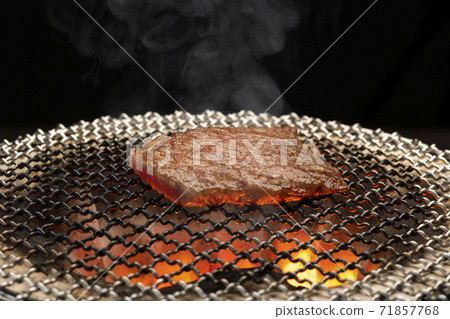 Charcoal-grilled Japanese beef Charcoal-grilled Japanese beef 71857768