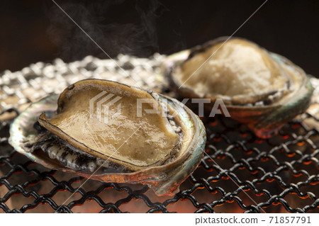 Charcoal grilled live abalone 71857791