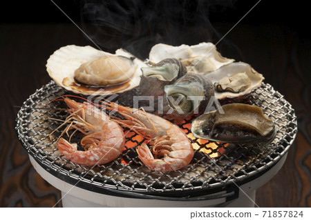 Hamayaki (shrimp, turban shell, scallop, abalone, oyster) Shichirin charcoal grill Hamayaki (shrimp, turban shell, scallop, abalone, oyster) Shichirin charcoal grill 71857824