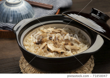 Matsutake mushroom rice Delicious matsutake mushroom dish 71858047