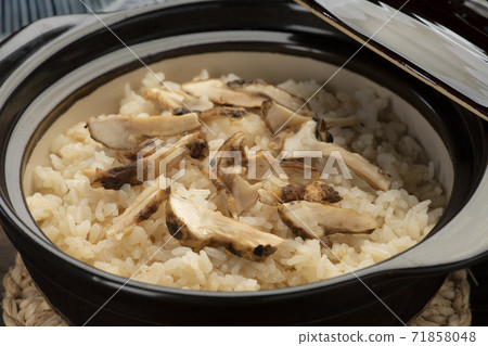 Matsutake mushroom rice Delicious matsutake mushroom dish 71858048