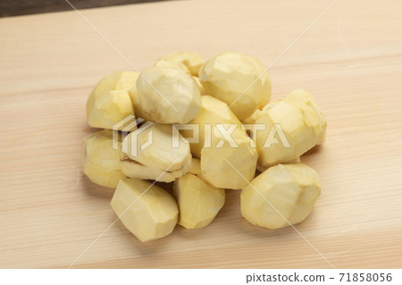 去皮的栗子去皮的栗子 71858056
