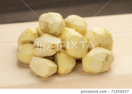 去皮的栗子去皮的栗子 71858057