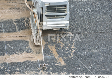 Cutter work Cutting asphalt pavement 71858222