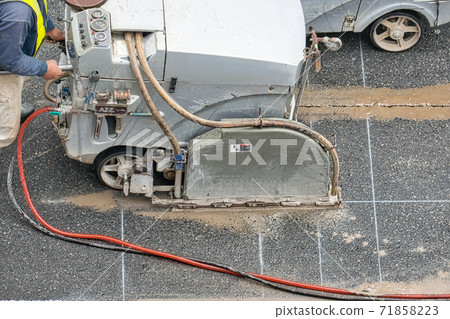 Cutter work Cutting asphalt pavement Cutter work Cutting asphalt pavement 71858223