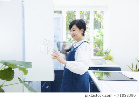 Woman in the kitchen 71858390