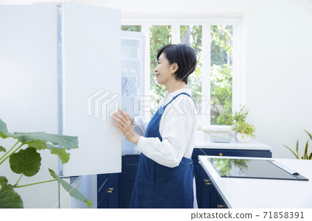 Woman in the kitchen 71858391