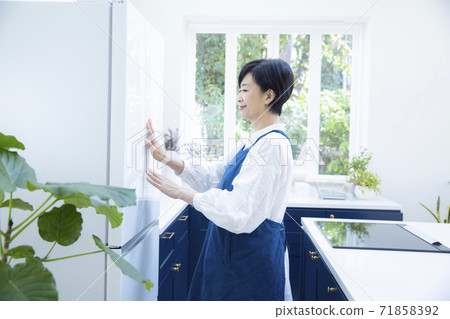 Woman in the kitchen 71858392