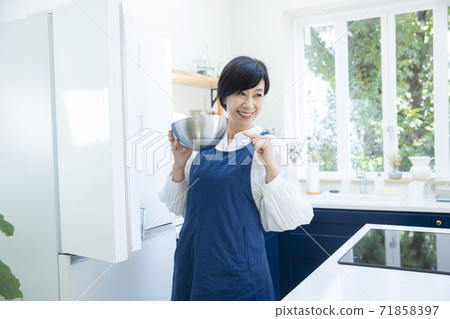 Woman in the kitchen 71858397