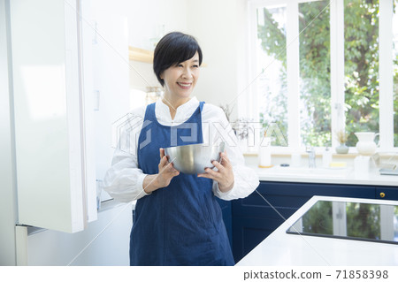 Woman in the kitchen 71858398