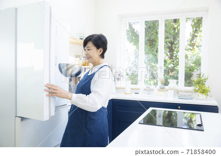 Woman in the kitchen 71858400