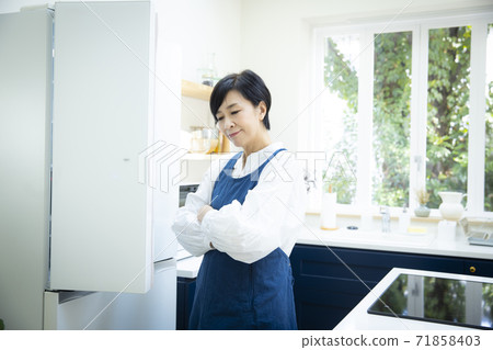 廚房裡的女人 廚房裡的女人 71858403