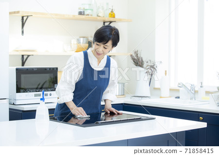 廚房裡的女人 71858415