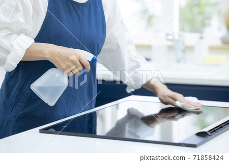 Woman in the kitchen 71858424