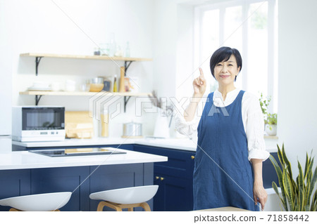 Woman in the kitchen 71858442