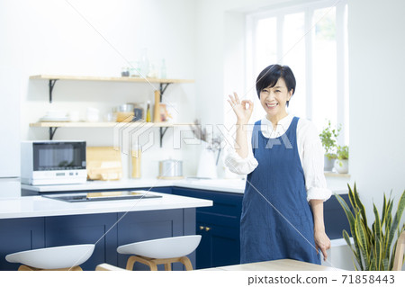 Woman in the kitchen 71858443