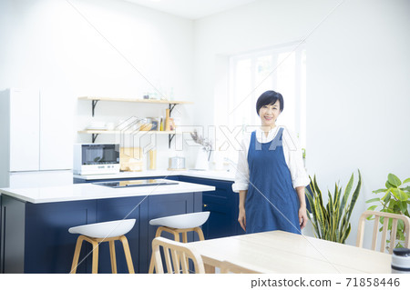 Woman in the kitchen 71858446