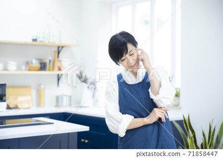 Woman in the kitchen 71858447