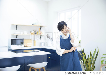 Woman in the kitchen 71858448