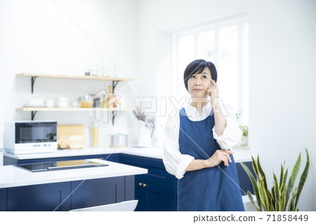 Woman in the kitchen 71858449