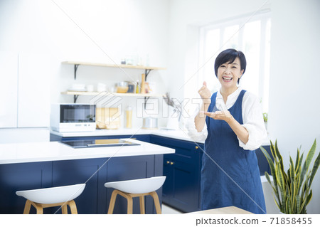 Woman in the kitchen 71858455