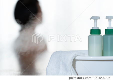 Women's bathing scene (bokeh) 71858906