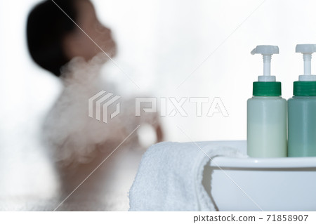 Women's bathing scene (bokeh) 71858907