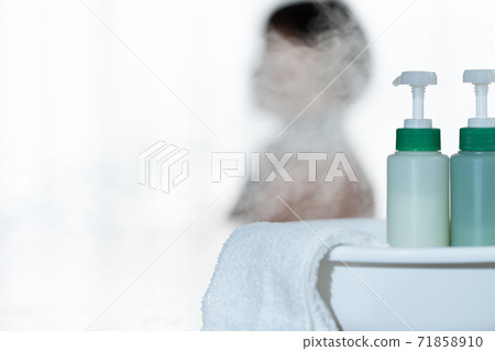 Women's bathing scene (bokeh) Women's bathing scene (bokeh) 71858910