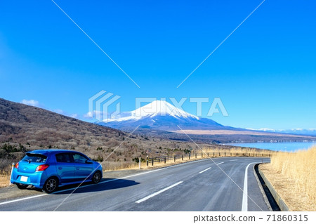 Road leading to Mt. Fuji 71860315