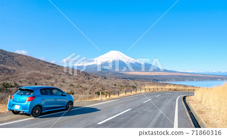 Road leading to Mt. Fuji 71860316