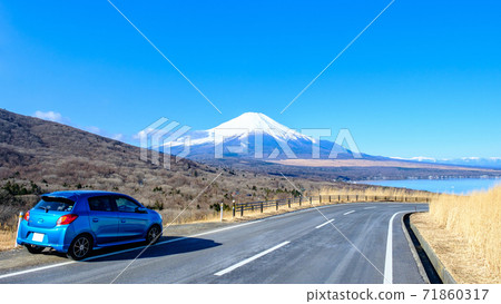 Road leading to Mt. Fuji 71860317