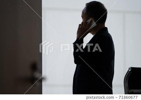 Back view man making a phone call 71860677