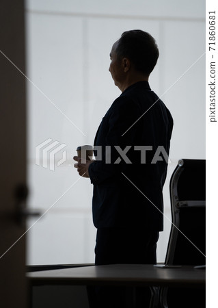 看著窗外的男人 看著窗外的男人 71860681