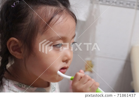 The infant is brushing teeth. The infant is brushing teeth. 71861437