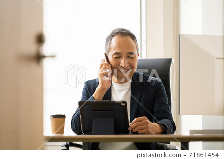 高級商人的休閒形象 高級商人的休閒形象 71861454
